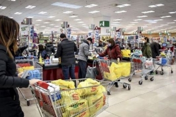 В киевских супермаркетах начался ажиотаж. Из-за коронавируса люди тележками закупают муку и туалетную бумагу
