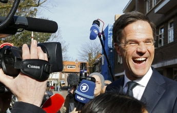"Больше так делать не буду": премьер Нидерландов попал в конфуз с руками. Видео
