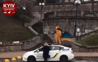 В Киеве хулиган бегал по крыше полицейского авто. Видео