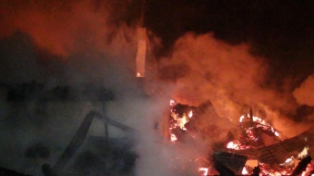 В Кирилловке сгорел корпус популярного гостиничного комплекса (добавлено фото)
