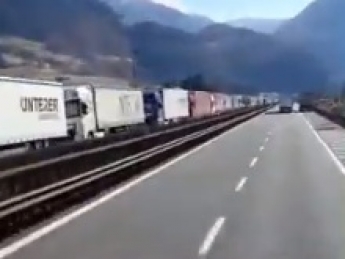 Дальнобойщик из Мелитополя показал сотни километров очереди на границе (видео)
