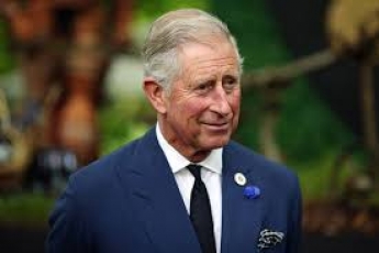 Из-за эпидемии коронавируса принц Чарльз попал в неловкую ситуацию с рукопожатием: фото