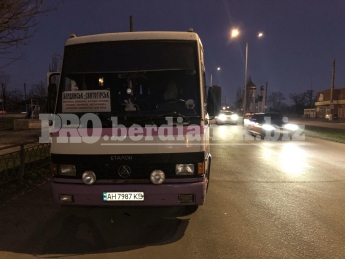 В Бердянске голый парень бросился под автобус