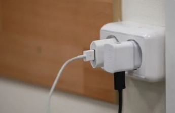 Можно ли оставлять зарядку сотового телефона в розетке: ответ электрика