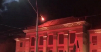По посольству РФ в Киеве ударили из ракетницы. Видео
