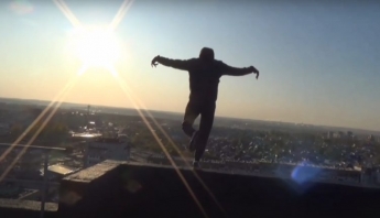 Подростки устроили опасные развлечения на крыше многоэтажки (фото)