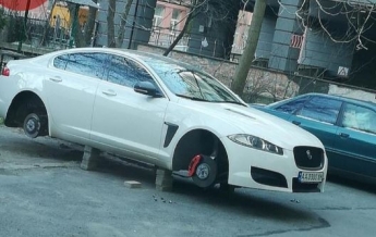 В Киеве аккуратные воры "разобрали" элитный автомобиль прямо на улице: опубликовано фото
