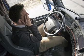 В Запорожье водитель маршрутки потерял сознание за рулем и врезался в припаркованное авто (ФОТО)