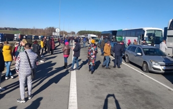 Образовались огромные очереди на выезд из Польши (фото, видео)