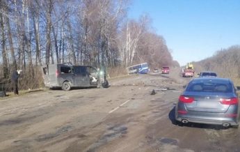 В Сумской области автобус столкнулся с легковушкой: трое погибших