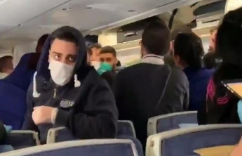 В самолете избили чихающих пассажиров (видео)