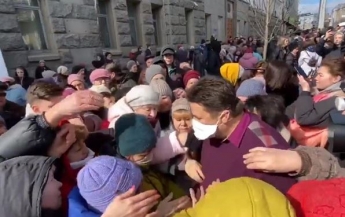 В Харькове произошла давка за бесплатными масками (видео)