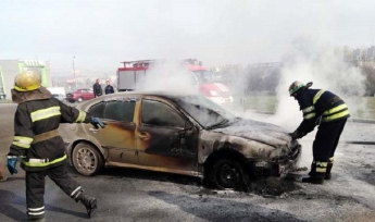 На Днепропетровщине водитель тушил свой автомобиль и получил ожоги