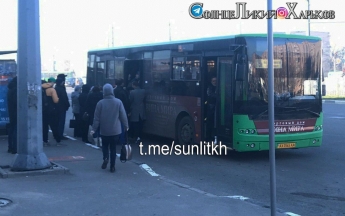Карантин в Харькове: люди устроили давку в транспорте, нарушив запрет (видео)