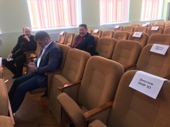Депутаты боятся здороваться за руку - как теперь в Мелитополе сессии горсовета проходят (фото)