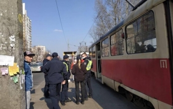 В Киеве возник затор из-за более десяти людей в салоне трамвая