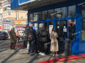 В АТБ в Мелитополе уже пускают по 10 человек (фото)