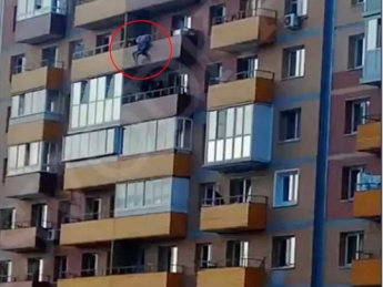 В России спасатель поймал выпавшую с 15-го этажа девушку, схватив ее в полете за ноги (видео)