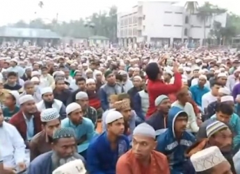 Тысячи мусульман молились против коронавируса