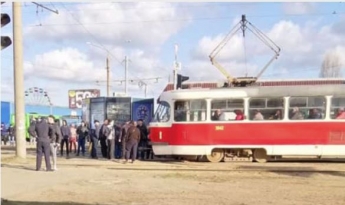 В Харькове из-за карантина устроили бунт и разбили трамвай: фото и видео с места