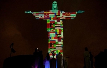 Статую Христа подсветили флагами стран, пострадавших от COVID-19 (фото)