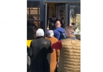 В Киеве разгневанный пассажир выбросил из автобуса водителя: видео конфликта 18+
