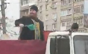 В Бердянске священники УПЦ МП "изгоняют" коронавирус водой