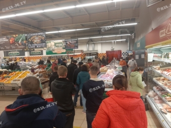 В популярном супермаркете Мелитополя "километровая" очередь за мясом (фото)