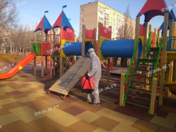 В Мелитополе с самого утра дезинфицируют все скверы и детские площадки (фото, видео)