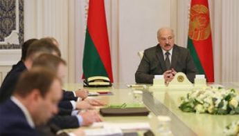 "Никаких чартеров, пускай там и сидят", - Лукашенко про эвакуацию белоруссов из-за границы