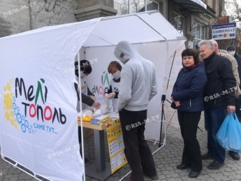 В Мелитополе прямо на улице власть организовала раздачу масок и перчаток (фото, видео)