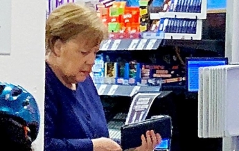 Меркель накупила вина и туалетной бумаги