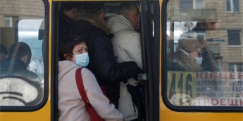 Кашлял в автобусе: во Львове пассажира выбросили на улицу.