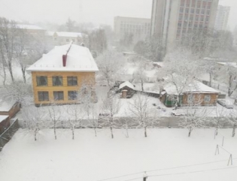 Украину засыпает снегом