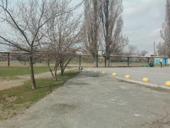 Карантин по-мелитопольски - дети играют в футбол, взрослые - жарят шашлыки