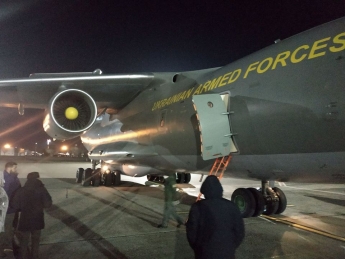 Мелитопольским летчикам, доставившим в Украину оборудование и средства защиты, пришлось в Китае "поработать" грузчиками (фото)
