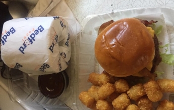 Чикагский ресторан стал доставлять еду на дом с рулоном туалетной бумаги