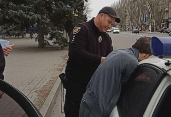 На центральном проспекте Мелитополя задержали автомобиль с мертвецки пьяным водителем (видео)