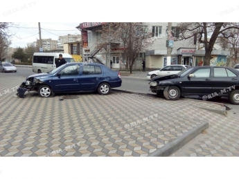 В Мелитополе Рено вылетел на оживленный тротуар (фото, видео)