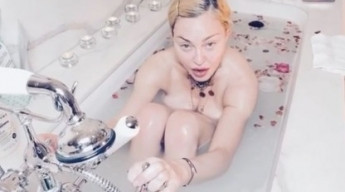 Мадонна разозлила фанов странным видео о коронавирусе - его она записала в ванне с лепестками роз