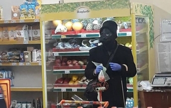 Покупатель в маске чумного врача позабавил соцсети (видео)