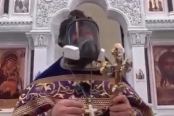 Священник насмешил прихожан и соцсети противогазом (видео)