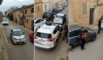 Испанские полицейские ездят по улицам и дают концерты под окнами. Так они развлекают тех, кто сидит на карантине