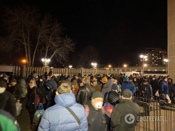 В Киеве полиция оцепила поезд из ЕС с больными: людей через 4 часа отправили по домам. Фото и видео