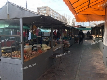 Рынки в Мелитополе открыли, но покупателей нет (фото)