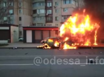 Пламя охватило все: в Одессе авто на скорости влетело в павильон, страшные фото