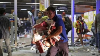 В Мексике люди в панике массово грабят супермаркеты: видео