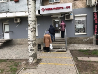 "Нова пошта" в Мелитополе нашла способ соблюдения дистанционных требований (фото)