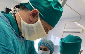Хирурги достали из желудка девочки метровый ком волос (фото)