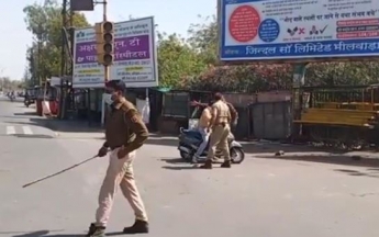 Полиция Индии палками разогнала протестующих (видео)